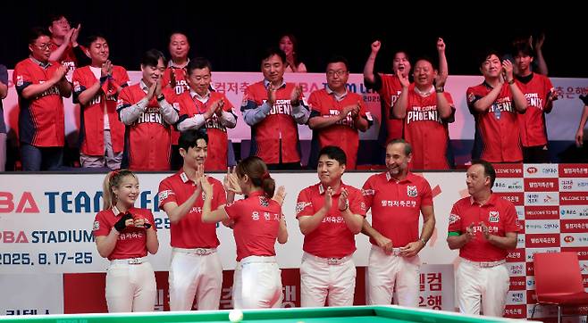 25일 하나카드와 경기에서 웰컴저축은행 선수들이 서로 격려하는 모습. PBA