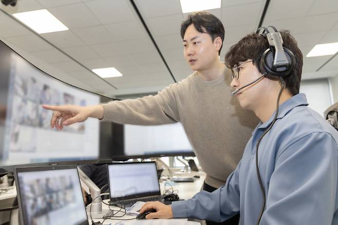 4월 19일 삼성전자 인재개발원(경기도 용인)에서 삼성전자 감독관이 상반기 삼성직무적성검사 응시자를 대상으로 예비 소집을 진행하는 모습. 삼성전자 제공