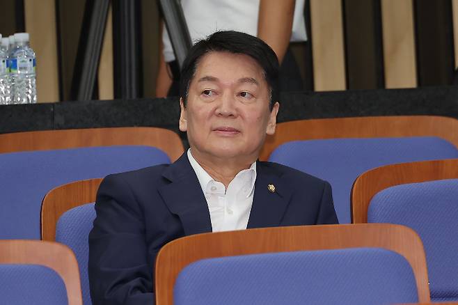 국민의힘 안철수 의원이 25일 서울 여의도 국회에서 열린 의원총회에 참석하고 있다. 연합뉴스