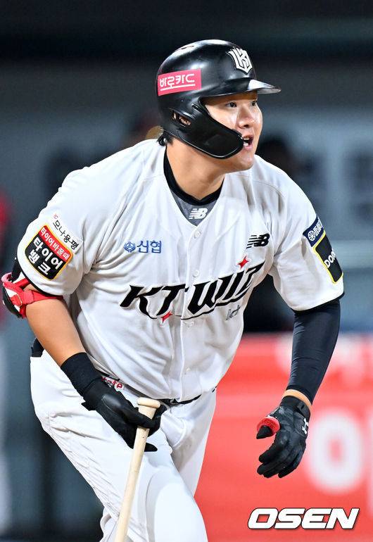 [OSEN=수원, 민경훈 기자] 8일 수원 KT위즈파크에서 2024 신한 SOL뱅크 KBO 포스트시즌 준플레이오프 3차전 KT 위즈와 LG 트윈스의 경기가 열릴 예정인 가운데 양 팀 훈련이 진행됐다.이날 KT는 벤자민을, LG는 최원태를 선발 투수로 내세운다.3회말 1사 주자 1,3루 KT 오재일이 우익수 희생플라이로 동점 1타점을 올리고 있다. 2024.10.08 / rumi@osen.co.kr