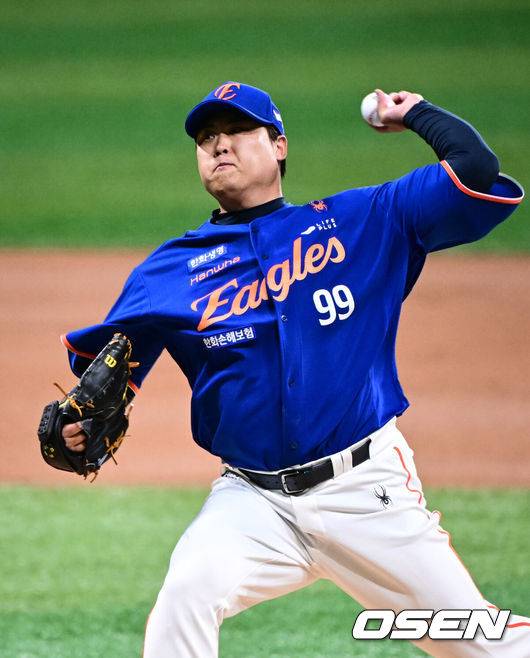 [OSEN=고척, 조은정 기자]26일 오후 서울 고척스카이돔에서 ‘2025 신한 SOL Bank KBO리그’ 키움 히어로즈와 한화 이글스의 경기가 열렸다.키움은 알칸타라, 한화는 류현진을 선발로 내세웠다.1회말 한화 선발 류현진이 역투하고 있다. 2025.08.26 /cej@osen.co.kr