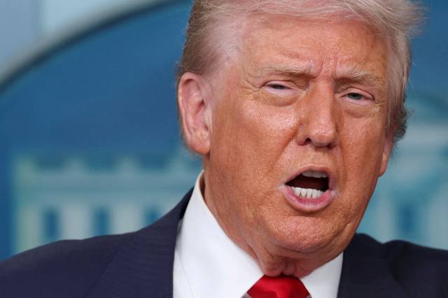 ▲ 트럼프 대통령이 11일(현지시간) 백악관에서 기자들의 질문에 답하고 있다. ⓒ로이터=연합뉴스