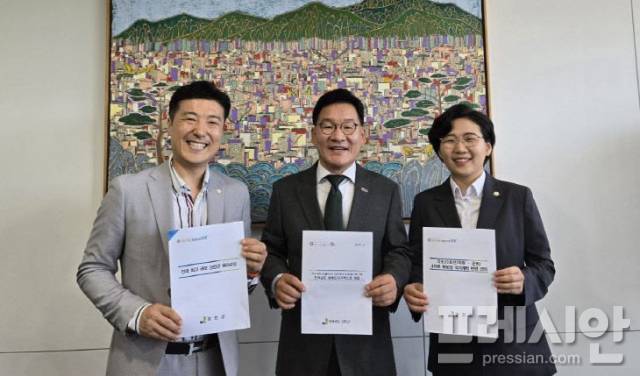 ▲김보미 강진군의원과 노두섭 강진군의원이 지난 8월 25일 전라남도청을 방문해 강위원 경제부지사와 면담을 진행하고 있다.ⓒ강진군의회