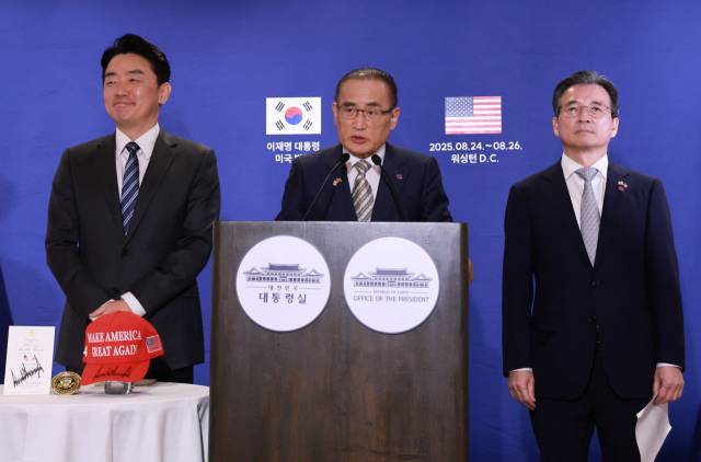 ▲강훈식 대통령 비서실장(왼쪽부터), 위성락 국가안보실장, 김용범 정책실장이 25일(현지시간) 미국 워싱턴DC의 한국프레스센터가 마련된 호텔에서 이재명 대통령과 도널드 트럼프 미국 대통령의 한미정상회담 관련 브리핑을 하고 있다. ⓒ연합뉴스