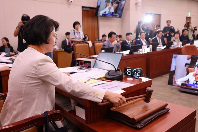 ▲26일 서울 여의도 국회에서 열린 법제사법위원회 전체회의에서 추미애 위원장이 의사봉을 두드리고 있다. ⓒ연합뉴스