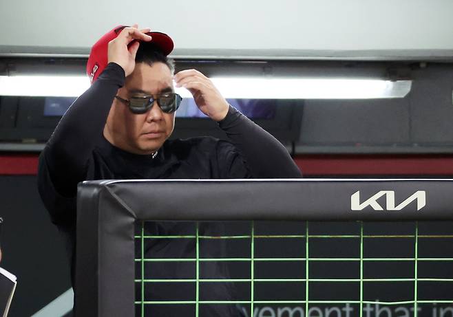 지난 24일 광주기아챔피언스필드에서 열린 프로야구 LG 트윈스와 KIA 타이거즈의 경기. KIA 이범호 감독이 역전을 당한 6회초 수비를 지켜보고 있다. 연합뉴스