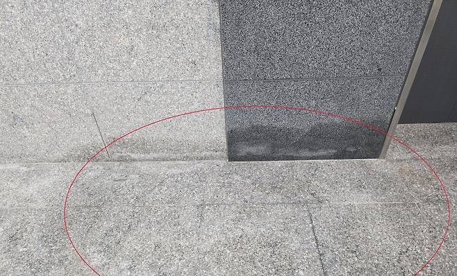 대전 신탄진 다가온 청년주택 지하주차장에 비가 새 침수된 흔적. 독자 제공