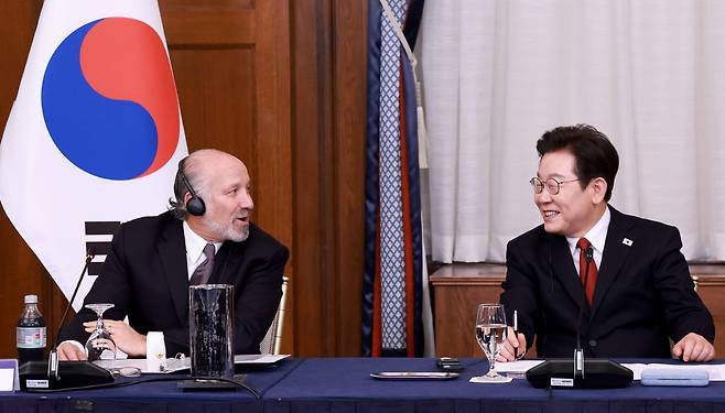 이재명 대통령이 25일(현지시간) 한미 비즈니스 라운드 테이블에서 하워드 러트닉 미 상무장관과 대화하고 있다. 워싱턴=연합뉴스