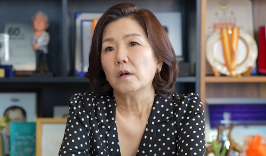 개그우먼 이성미가 과거 아들과의 격한 갈등을 계기로 인생이 완전히 바뀌었다고 털어놨다.&nbsp;유튜브 채널 ‘송승환의 원더풀 라이프’ 캡처