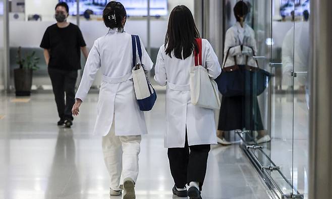 서울시내 대학병원에서 의료진이 이동하고 있다. 뉴시스