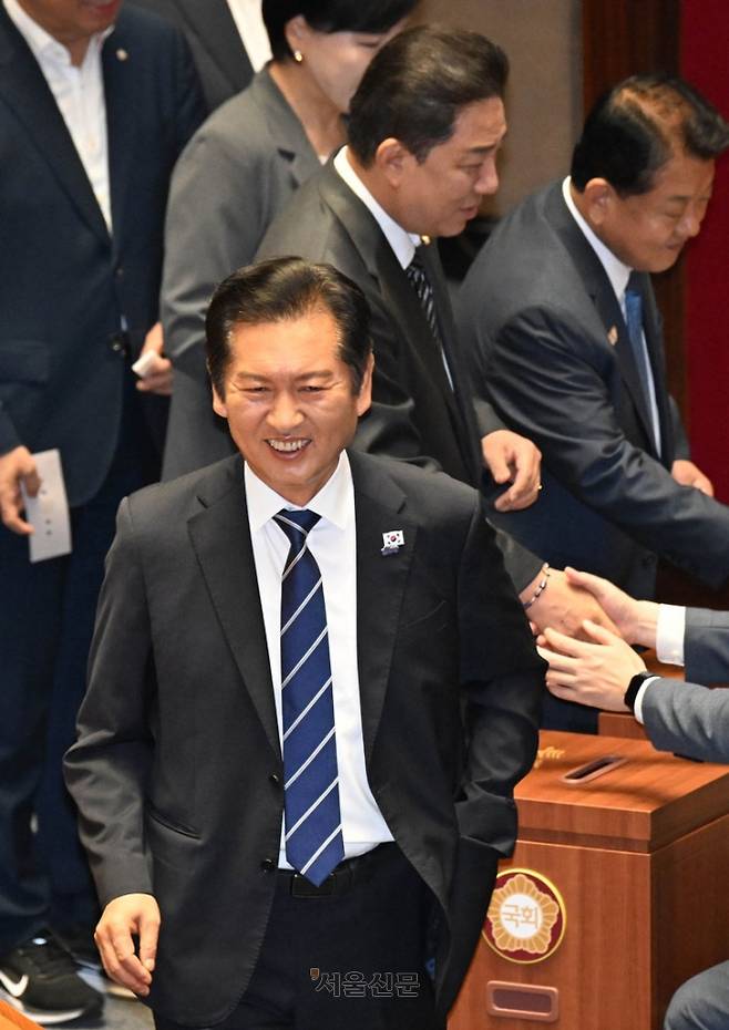 정청래 더불어민주당 대표가 25일 서울 여의도 국회에서 2차 상법 개정안 처리와 관련해 국민의힘이 진행한 필리버스터(무제한 토론을 통한 합법적 의사진행 방해)를 종료하기 위한 투표를 한 후 웃으며 이동하고 있다.  홍윤기 기자