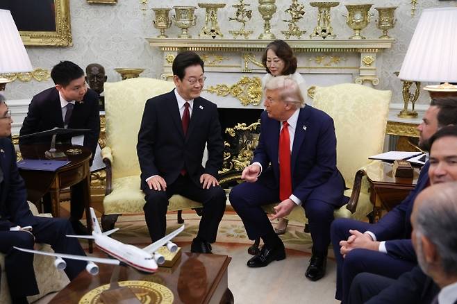 이재명 대통령과 도널드 트럼프 미국 대통령이 25일(현지 시간) 미국 워싱턴DC 백악관에서 한미 정상회담을 하고 있다. 2025.08.26. 뉴시스