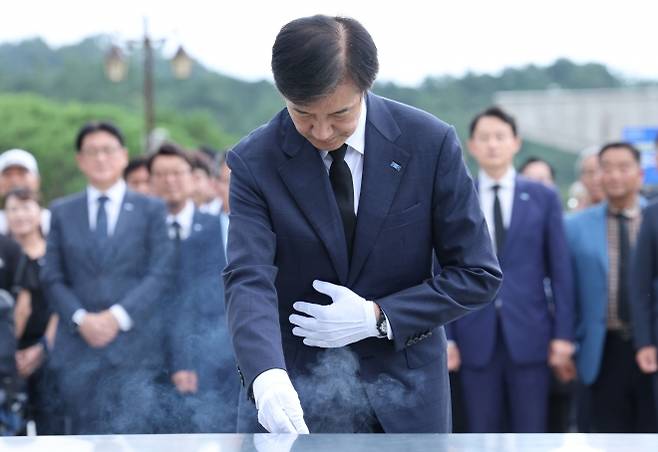 조국 조국혁신당 혁신정책연구원장이 26일 광주 북구 국립5·18민주묘지를 찾아 오월 영령에 참배하고 있다. 2025.8.26 연합뉴스