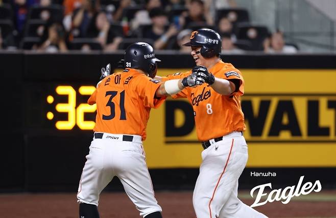 한화 이글스 노시환이 24일 대전 한화생명볼파크에서 열린 2025 KBO리그 정규시즌 SSG 랜더스와의 홈 경기에서 결승 2점 홈런을 때린 뒤 손아섭과 기뻐하고 있다. 한화 이글스 제공
