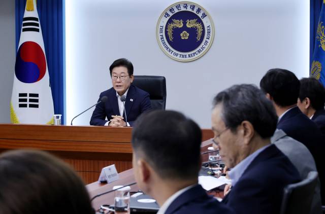 이재명 대통령이 이달 14일 열린 수석보좌관회의에서 온실가스 감축 목표에 대해 발언하고 있다. 연합뉴스