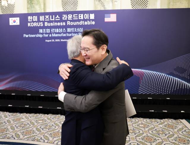 이재용 삼성전자 회장이 25일(현지시간) 미국 워싱턴DC 윌라드 호텔에서 열린 한미 비즈니스 라운드 테이블에서 젠슨 황 엔비디아 최고경영자와 포옹하고 있다. /연합뉴스
