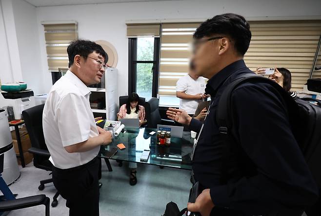 8월13일 신혜식 대표가 자신이 사용했던 휴대전화를 경찰에 임의제출하고 있다. ⓒ연합뉴스