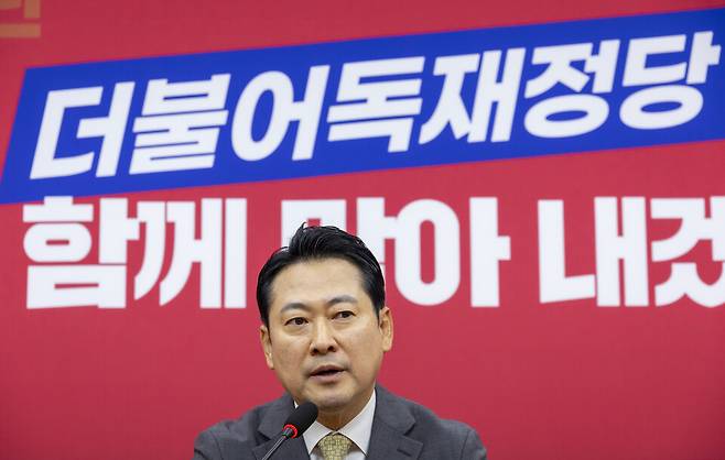 국민의힘 6차 전당대회에서 승리한 장동혁 신임 대표가 8월26일 국회 국민의힘 당 대표 회의실에서 열린 기자회견에서 소감을 말하고 있다. ⓒ연합뉴스