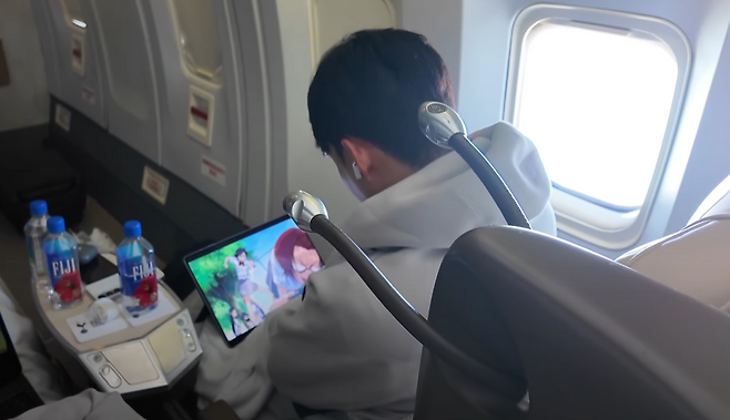 애니메이션을 보고 있는 손흥민의 모습을 촬영한 제임스 매디슨. 매디슨 유튜브 캡처