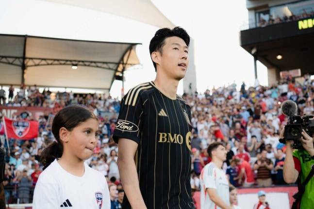 ▲ 데뷔 3경기에서 페널티킥 유도 →어시스트→프리킥 골로 이어지는 퍼포먼스를 펼친 손흥민은 단숨에 ‘MLS 이주의 팀’ 단골 멤버가 됐다. 팀 동료 은코시 타파리는 “손흥민의 첫 3경기는 마치 루브르 박물관에 전시해도 될 예술”이라며 극찬했다. ⓒ LAFC