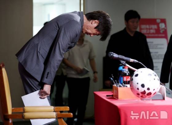 홍명보 축구대표팀 감독이 25일 서울 종로구 축구회관에서 2026 국제축구연맹(FIFA) 북중미 월드컵을 대비한 9월 A매치 명단을 발표에 앞서 인사하고 있다. /사진=뉴시스 제공