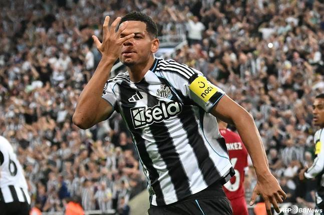 윌리엄 오술라가 26일(한국시간) 영국 뉴캐슬의 세인트 제임스 파크에서 열린 2025~2026시즌 잉글랜드 프리미어리그(EPL) 2라운드에서 리버풀을 상대로 동점골을 넣고 기뻐하고 있다. /AFPBBNews=뉴스1