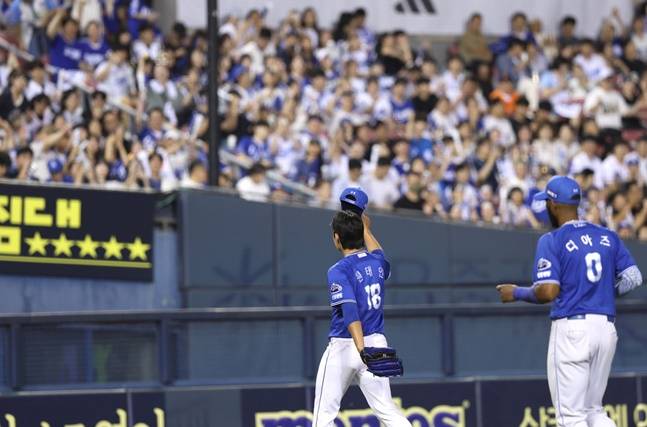 삼성 원태인이 26일 잠실 두산전에서 마운드를 내려오며 팬들에게 인사하고 있다. /사진=삼성 라이온즈 제공