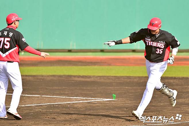 22일 오후 일본 오키나와 코자 신킨 스타디움에서 열린 KIA 타이거즈와 히로시마 도요카프의 연습경기, 8회초 무사 1루 KIA 김석환이 투런 홈런을 날린 후 그라운드를 돌고 있다. 엑스포츠뉴스 DB