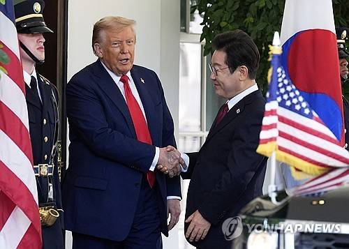백악관에서 만난 이재명 대통령(오른쪽)과 도널드 트럼프 미국 대통령 [워싱턴 AP=연합뉴스. 재판매 및 DB 금지]