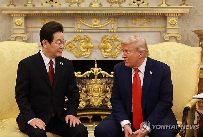 이재명 대통령, 트럼프 대통령과 정상회담 (워싱턴=연합뉴스) 한상균 기자 = 이재명 대통령과 도널드 트럼프 미국 대통령이 25일(현지시간) 미국 워싱턴DC 백악관에서 정상회담을 하고 있다. 2025.8.26 xyz@yna.co.kr