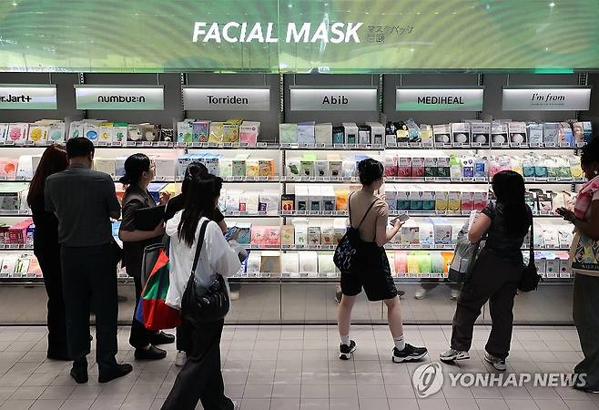 K화장품 역직구 증가 (서울=연합뉴스) 이재희 기자 = 1일 서울의 한 화장품 매장에서 외국인들이 화장품을 고르고 있다. 2025.8.1 scape@yna.co.kr