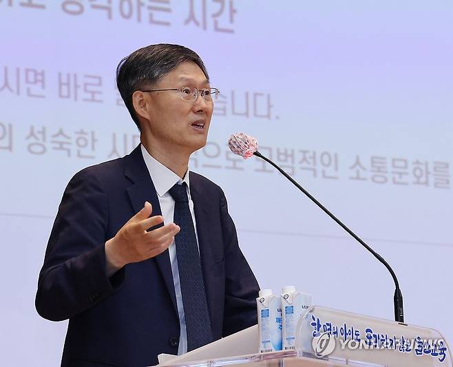 문형배 전 헌법재판소장 권한대행 특강 (울산=연합뉴스) 김용태 기자 = 문형배 전 헌법재판소장 권한대행이 2025년 6월 25일 울산시교육청 대강당에서 교직원 헌법 특강을 하고 있다. [연합뉴스 자료사진]