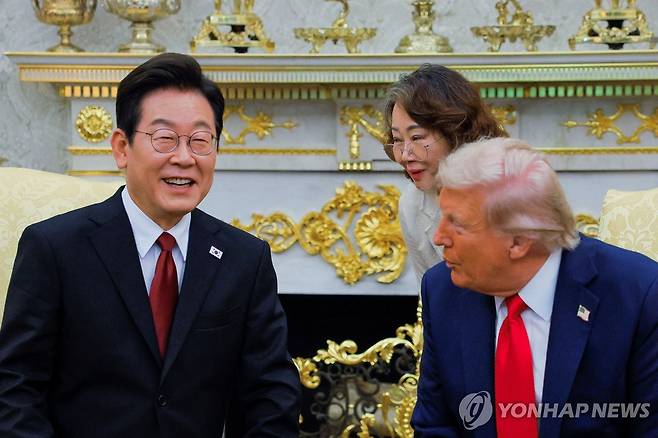 한미 정상회담 통역하는 이연향 美국무부 통역국장 (워싱턴 로이터=연합뉴스) 25일(현지시간) 미국 워싱턴DC 백악관에서 열린 이재명 대통령과 도널드 트럼프 미국 대통령의 회담에서 이연향 미국 국무부 통역국장이 트럼프 대통령을 위해 통역하고 있다. 2025.8.25