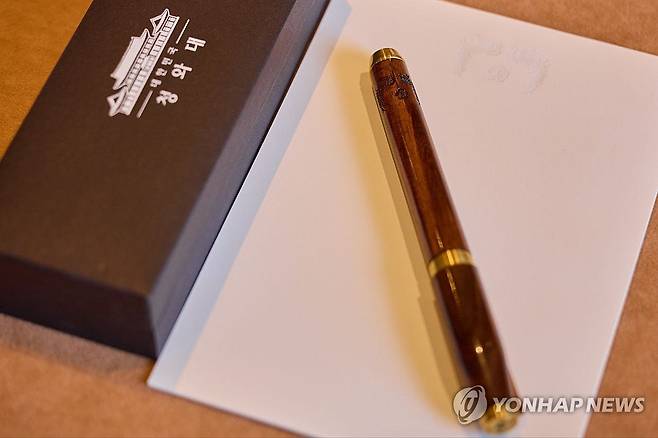 한미정상회담, 이재명 대통령의 선물 '펜' (워싱턴=연합뉴스) 대통령실이 25일(현지시간) 공개한 한미 정상회담을 위해 이재명 대통령이 준비한 선물.
    명장이 제작한 금속 거북선, 국산 골드파이브 수제 맞춤형 퍼터, 카우보이 마가 모자, 펜 등이다. 펜은 선물이 아닌 이 대통령의 서명용이었지만 트럼프 대통령의 요청으로 즉석에서 선물했다. 2025.8.26 [대통령실 제공. 재판매 및 DB 금지] xyz@yna.co.kr