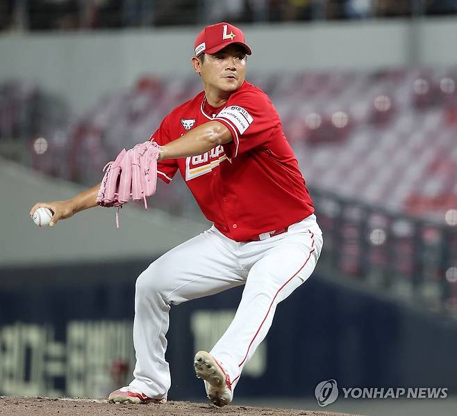 투구하는 노경은 (광주=연합뉴스) 조남수 기자 = 2일 광주 기아챔피언스필드에서 열린 프로야구 SSG 랜더스와 KIA 타이거즈의 경기. SSG 노경은이 7회에 투구하고 있다. 2025.7.2 iso64@yna.co.kr