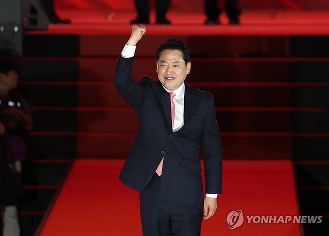 인사하는 장동혁 후보 (청주=연합뉴스) 황광모 기자 = 국민의힘 장동혁 당 대표 후보가 22일 충북 청주시 흥덕구 청주오스코에서 열린 국민의힘 제6차 전당대회에서 무대에 올라 당원들에게 인사하고 있다. 2025.8.22 [공동취재] hkmpooh@yna.co.kr