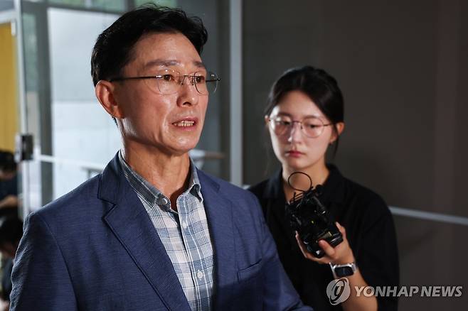 임성근 전 사단장, 입장문 읽으며 특검 출석 (서울=연합뉴스) 윤동진 기자 = 임성근 전 해병대 1사단장이 19일 포렌식 참관을 위해 서울 서초구 이명현 순직해병특별검사팀 사무실로 출석하며 입장문을 읽고 있다. 2025.8.19 mon@yna.co.kr