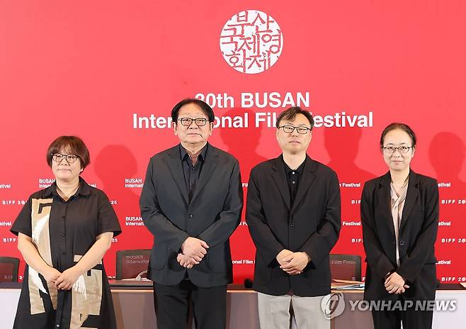 제30회 부산국제영화제 개최 기자회견 (부산=연합뉴스) 박성제 기자 = 부산국제영화제 집행위원회가 제30회 부산국제영화제 개막을 앞둔 26일 오전 부산 영화의전당 시네마운틴에서 개최 기자회견을 마무리한 뒤 기념 촬영을 하고 있다. 왼쪽부터 김영덕 아시아콘텐츠&필름마켓, 박광수 부산국제영화제 이사장, 정한석 집행위원장, 박가언 수석 프로그래머.
    다음 달 17일부터 열흘 동안 열리는 영화제에서는 328편의 작품이 상영된다. 2025.8.26 psj19@yna.co.kr