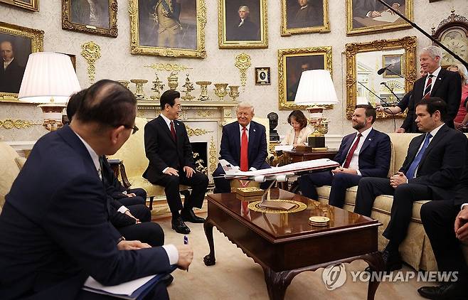 한·미 대통령, 정상회담 (워싱턴=연합뉴스) 한상균 기자 = 이재명 대통령과 도널드 트럼프 미국 대통령이 25일(현지시간) 미국 워싱턴DC 백악관에서 정상회담을 하고 있다. 2025.8.26 xyz@yna.co.kr