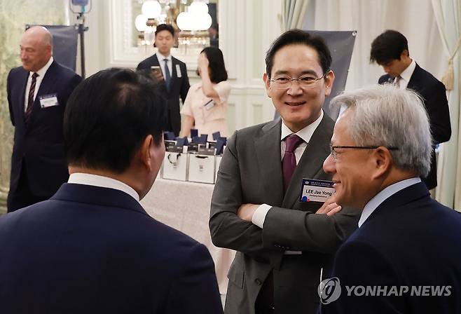 젠슨 황과 대화하는 이재용-최태원 회장 (워싱턴=연합뉴스) 홍해인 기자 = 이재용 삼성전자 회장과 최태원 대한상공회의소 회장 겸 SK그룹 회장이 25일(현지시간) 미국 워싱턴DC 윌라드 호텔에서 열린 한미 비즈니스 라운드 테이블 리셉션에서 젠슨 황 엔비디아 최고경영자(CEO)와 대화하고 있다. 2025.8.26 hihong@yna.co.kr