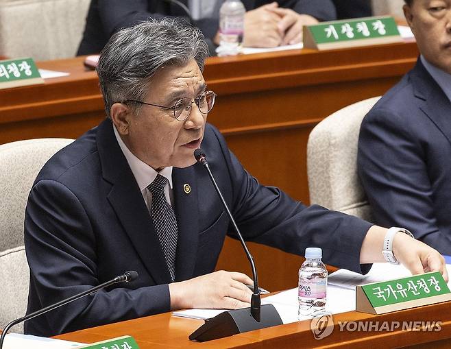 질의에 답하는 허민 국가유산청장 (서울=연합뉴스) 황광모 기자 = 허민 국가유산청장이 26일 국회에서 열린 예산결산특별위원회에 참석해 더불어민주당 김성회 의원의 김건희 여사의 영부인 시절 종묘 사적 사용과 관련한 질의에 답하고 있다. 2025.8.26 hkmpooh@yna.co.kr