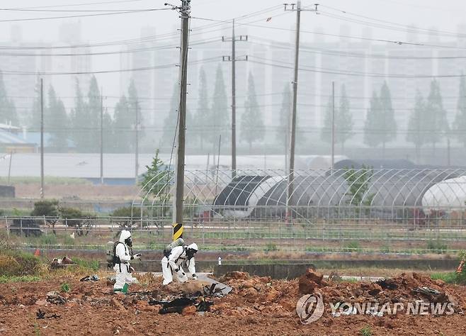 평택에 추락한 주한미군 F-16 전투기 (평택=연합뉴스) 홍기원 기자 = 6일 주한미군 F-16 전투기 1대가 추락한 경기도 평택시 팽성읍 노와리의 한 농지에서 관계자들이 분주하게 움직이고 있다. 2023.5.6 xanadu@yna.co.kr