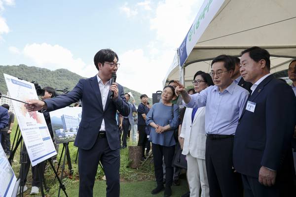 27일 남양주 호평평내행정복지센터에서 열린 동북부 공공의료원(남양주) 설립 현장 설명회에서 김동연 경기도지사가 동북부 공공의료원(남양주) 설립 현장을 방문해 부지현황 보고 및 시찰을 하고있다. 2025.8.27 /경기도 제공