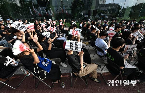 민주노총 화섬식품노조 조합원들이 27일 오후 성남시 분당구 네이버 본사 앞에서 임금단협 체결 촉구 2차 집회를 열고 통상임금 인정과 연봉 산입 등을 요구하며 구호를 외치고 있다. 2025.8.27 /최은성기자 ces7198@kyeongin.com