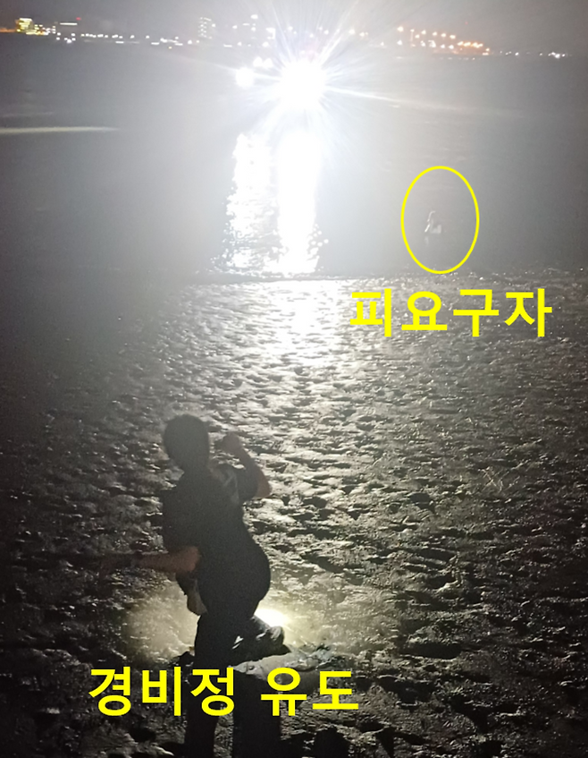 ▲ 박희경 순경이 요구조자를 구조하는 모습 / 사진제공=인천 영종지구대