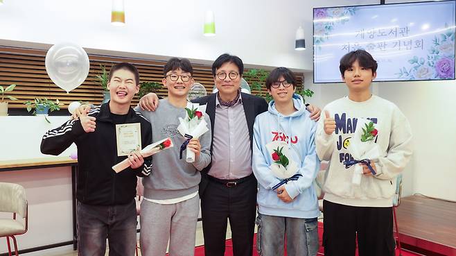 도성훈(가운데) 인천시교육감이 지난해 11월 계양도서관 읽걷쓰 출판기념회에 참석해 청소년 작가들과 기념 촬영을 하고 있다. 사진=인천시교육청