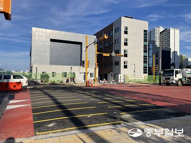 27일 오산 마루초등학교 어린이보호구역 횡단보도는 도색이 채 되지 않은 상태로 인근 과속 단속카메라 역시 작동되지 않고 있다. 김이래 기자