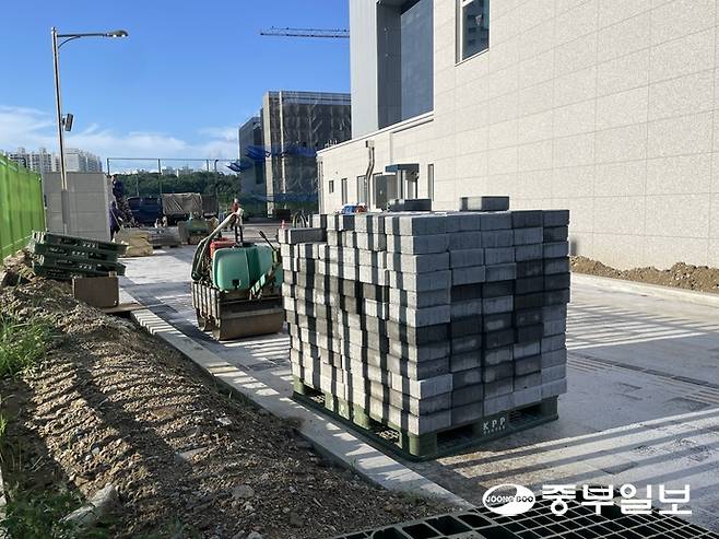 27일 오산 마루초등학교 내부에는 공사 중인 자재들이 쌓여 있다. 김이래 기자
