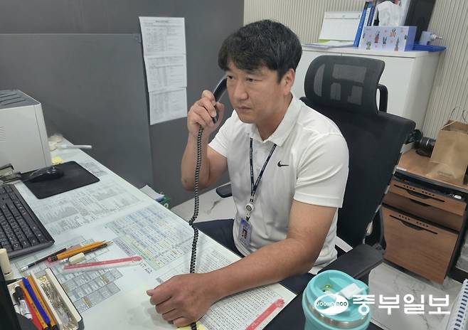 27일 오전 정진우 용인서부경찰서 교통조사2팀장이 전화를 받고 있다. 노경민기자