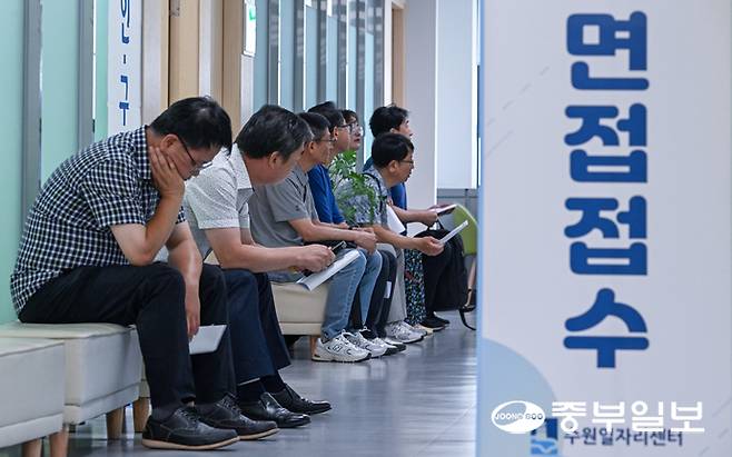 27일 오후 수원시 팔달구 수원시신중년센터에서 열린 일자리 두드림 구인·구직의 날 행사를 찾은 중장년층 구직자들이 면접을 위해 대기하고 있다. 임채운기자